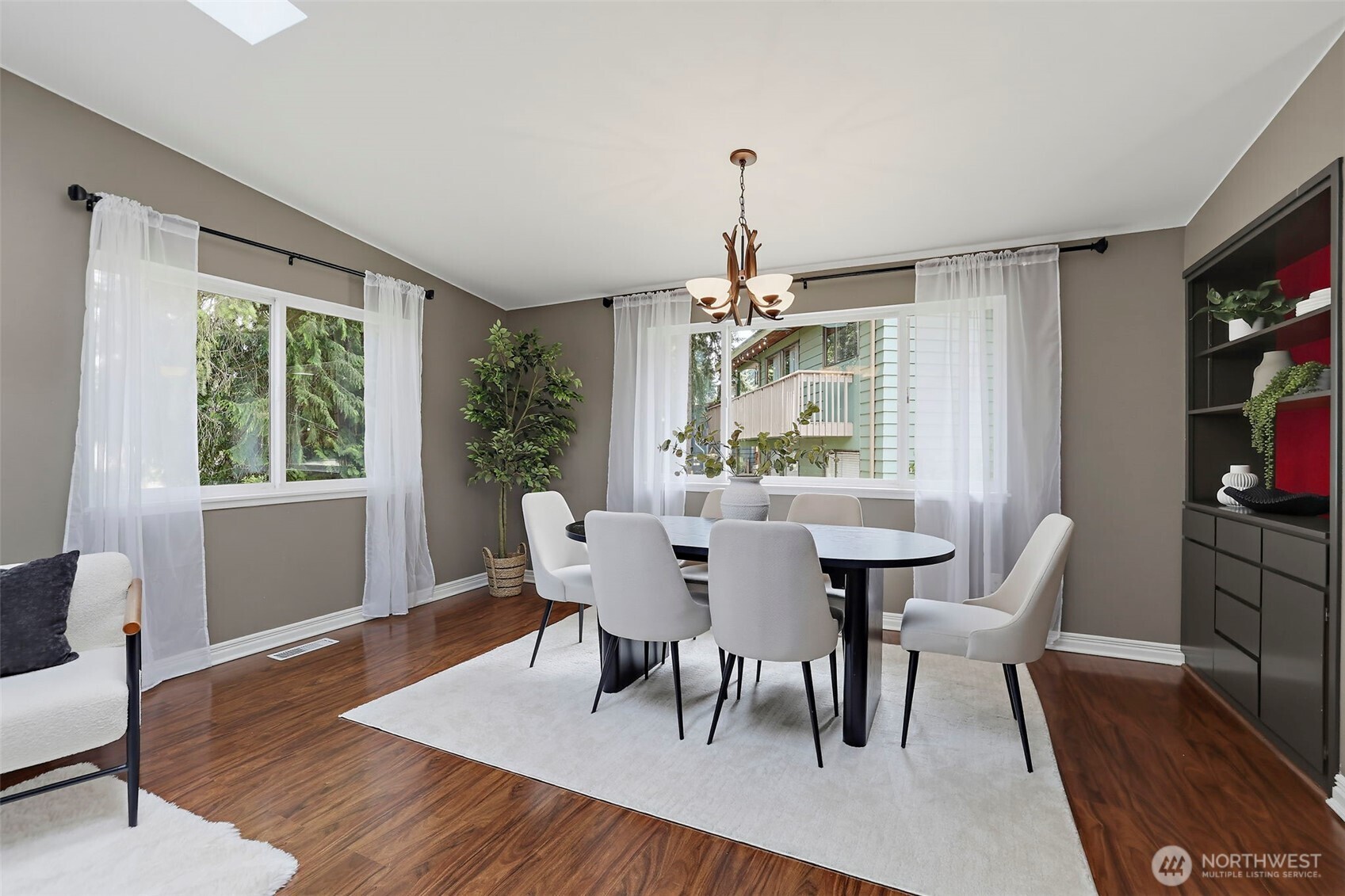 16106 Densmore Avenue Property Photo 9