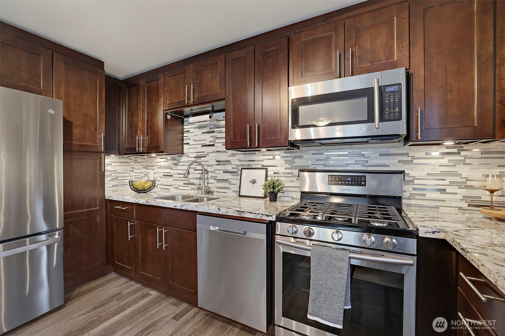 16106 Densmore Avenue Property Photo 21