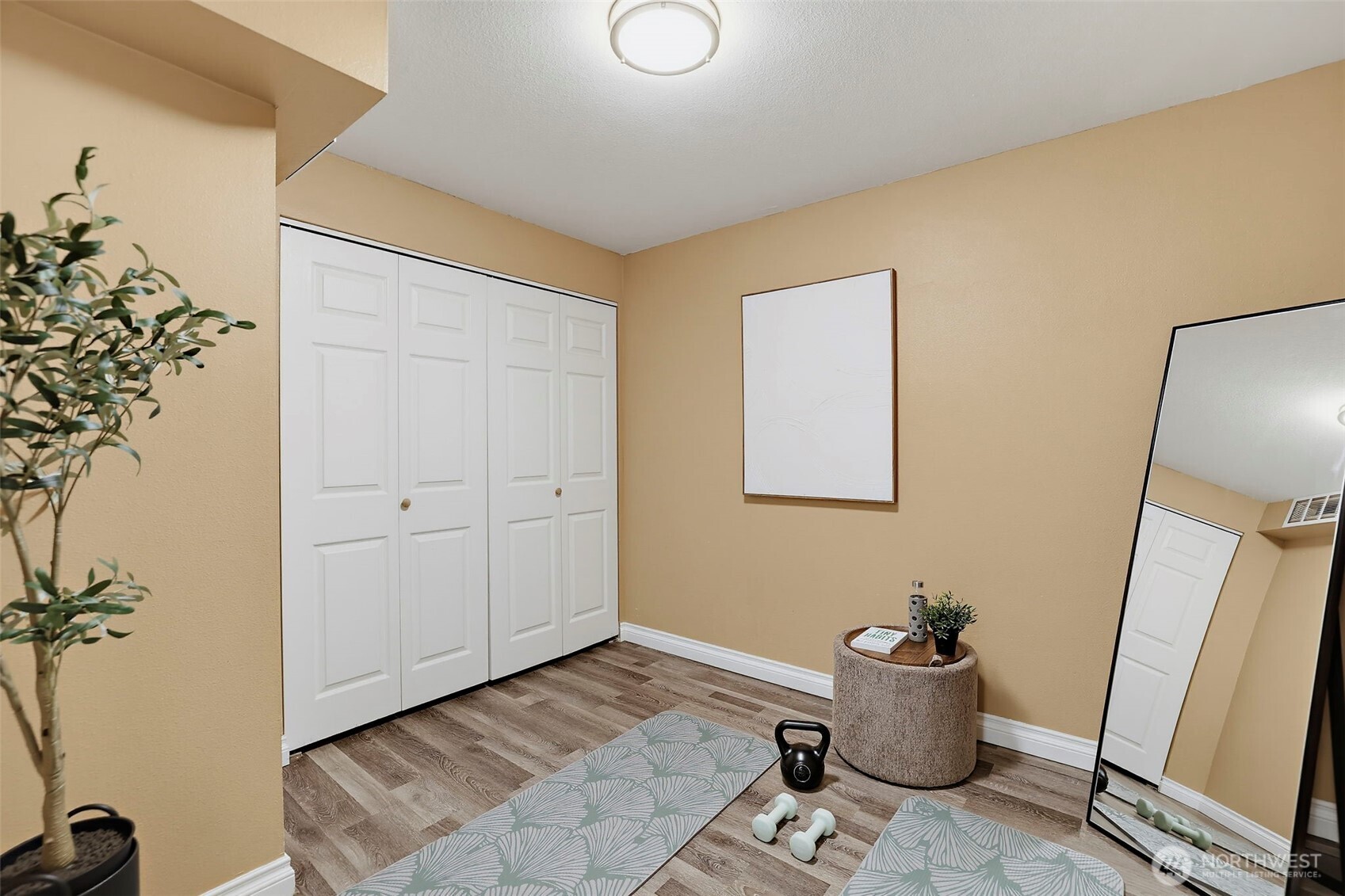 16106 Densmore Avenue Property Photo 32