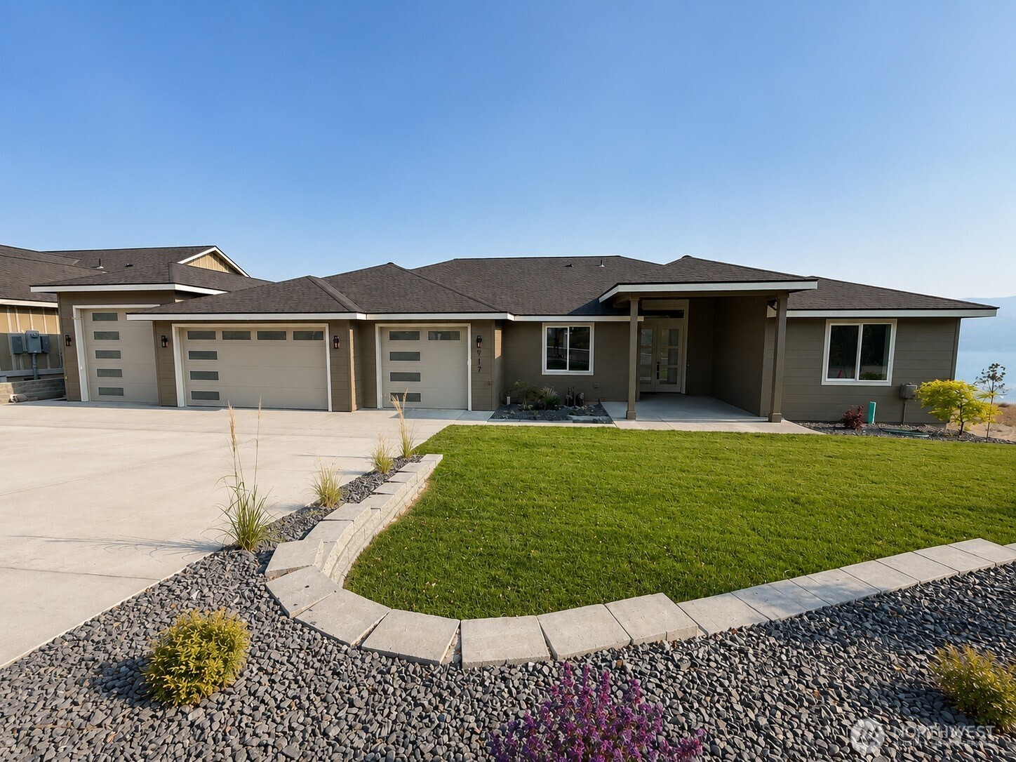 917 Long Drive Property Photo 2