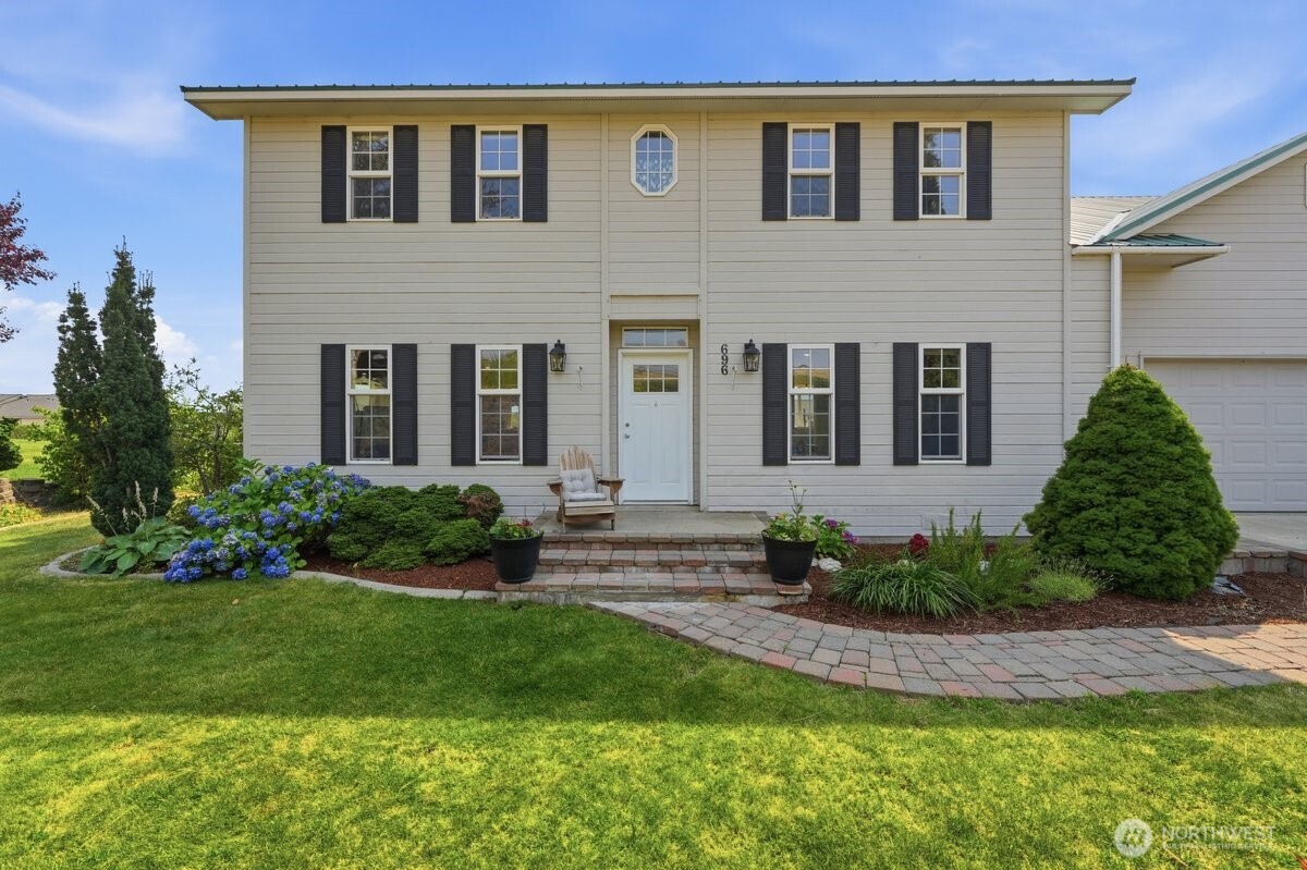 696 Green Avenue Property Photo 1