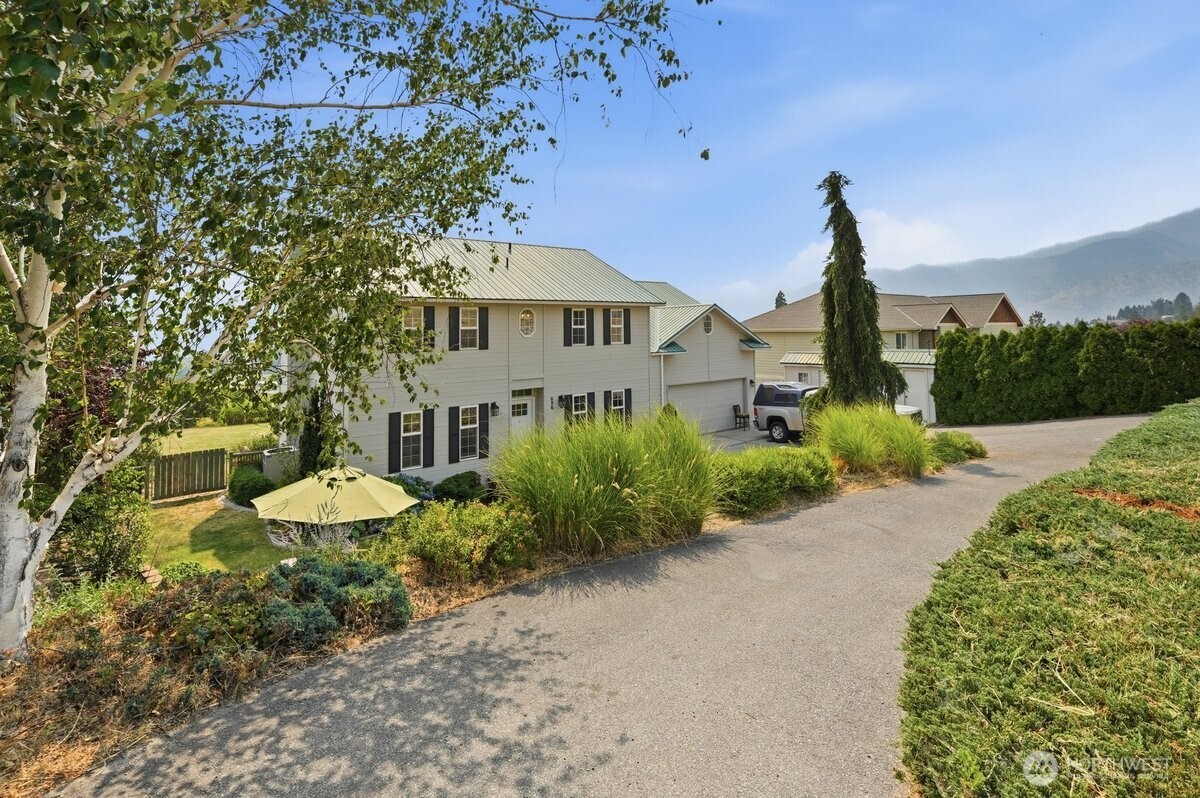 696 Green Avenue Property Photo 2