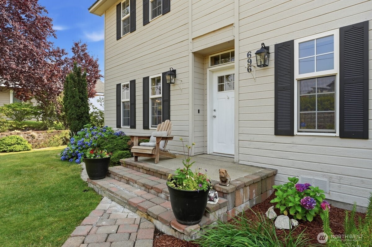 696 Green Avenue Property Photo 3