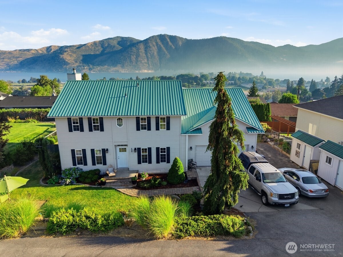 696 Green Avenue Property Photo 4