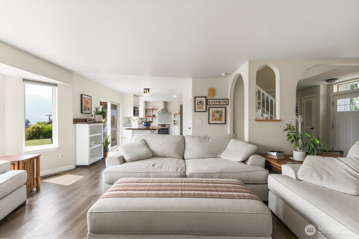 696 Green Avenue Property Photo 13