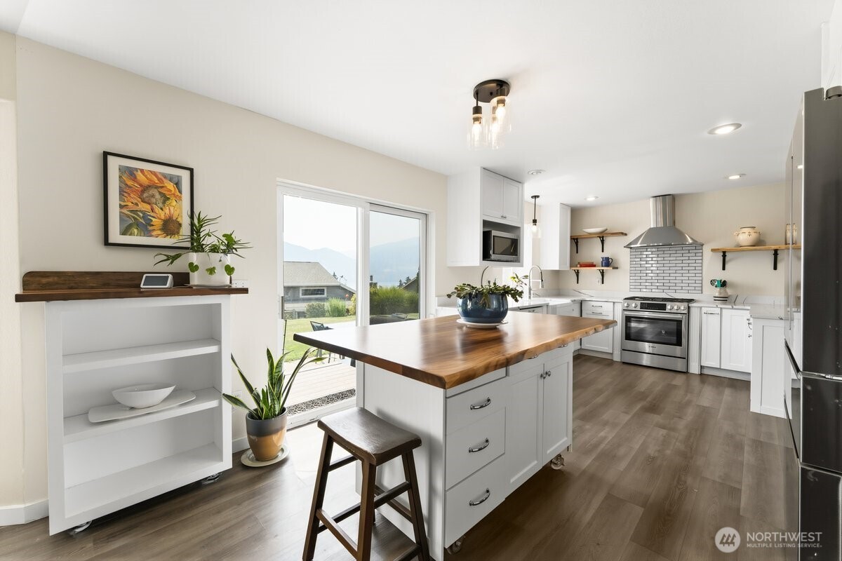696 Green Avenue Property Photo 16