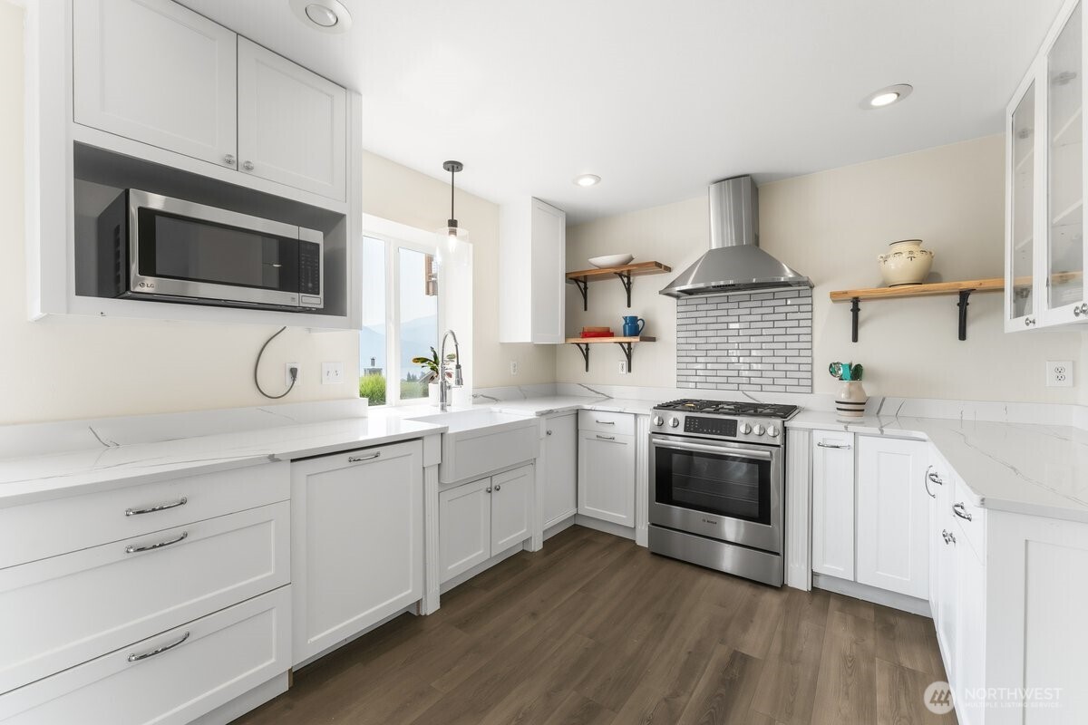 696 Green Avenue Property Photo 18
