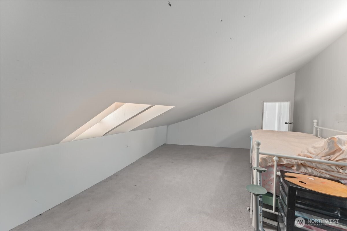 696 Green Avenue Property Photo 33