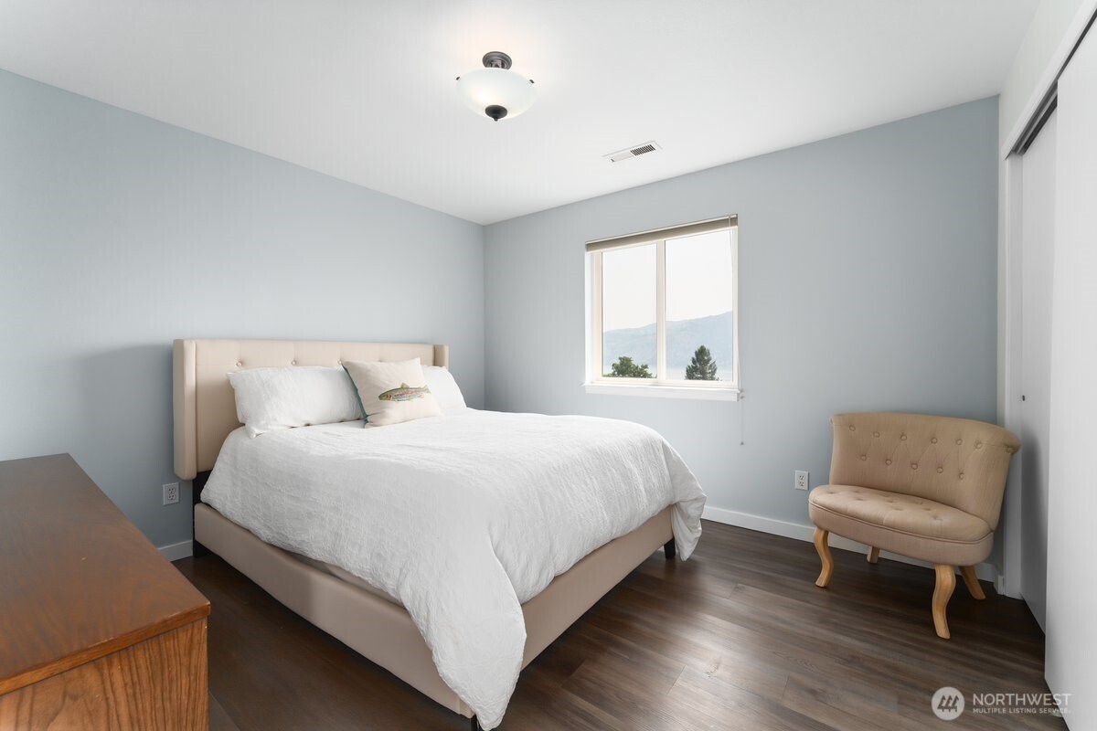 696 Green Avenue Property Photo 34
