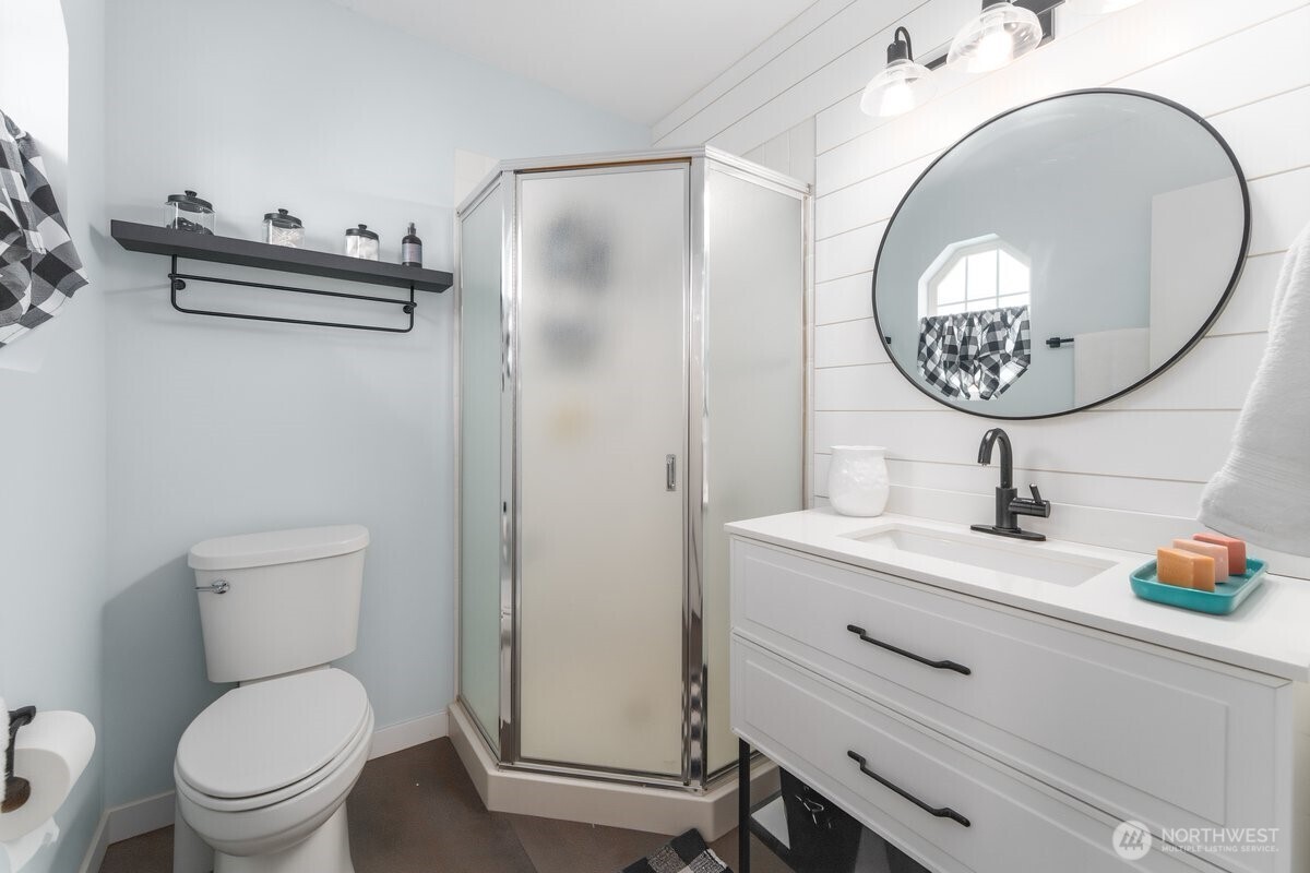 696 Green Avenue Property Photo 35