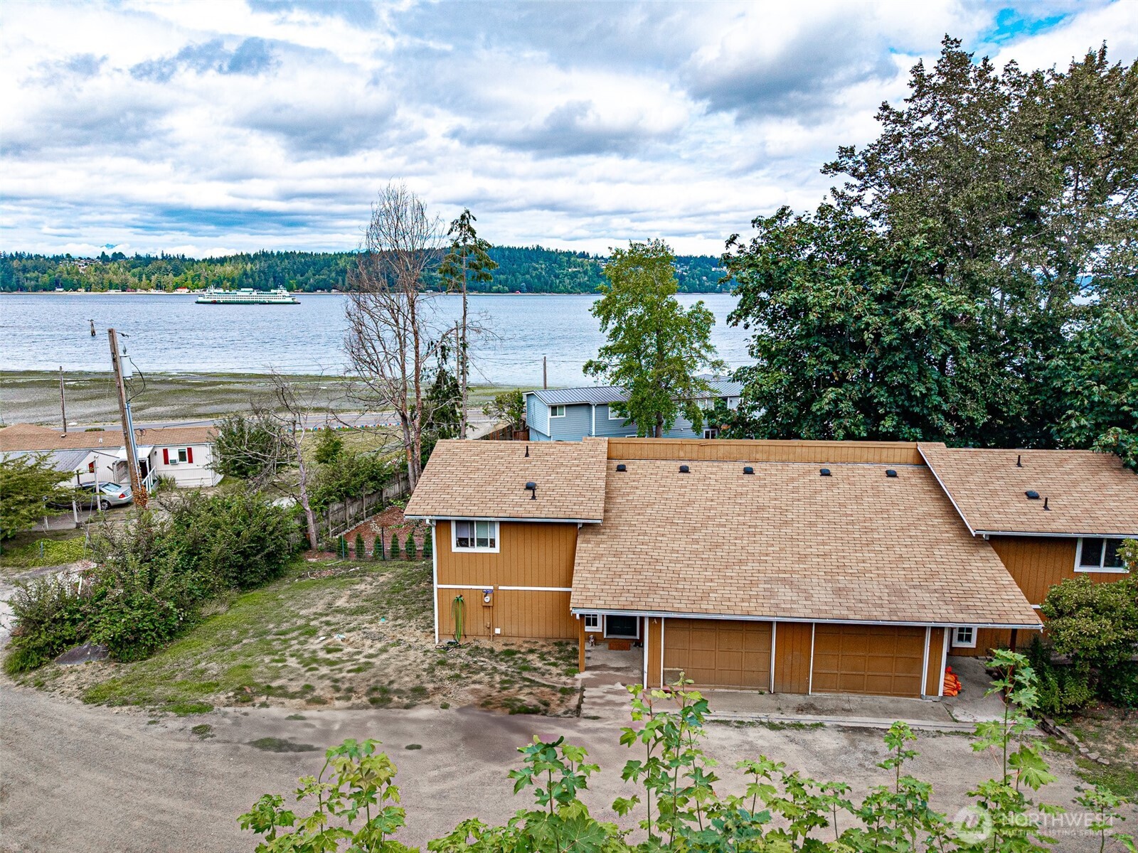 4617 Beach Drive Property Photo 2