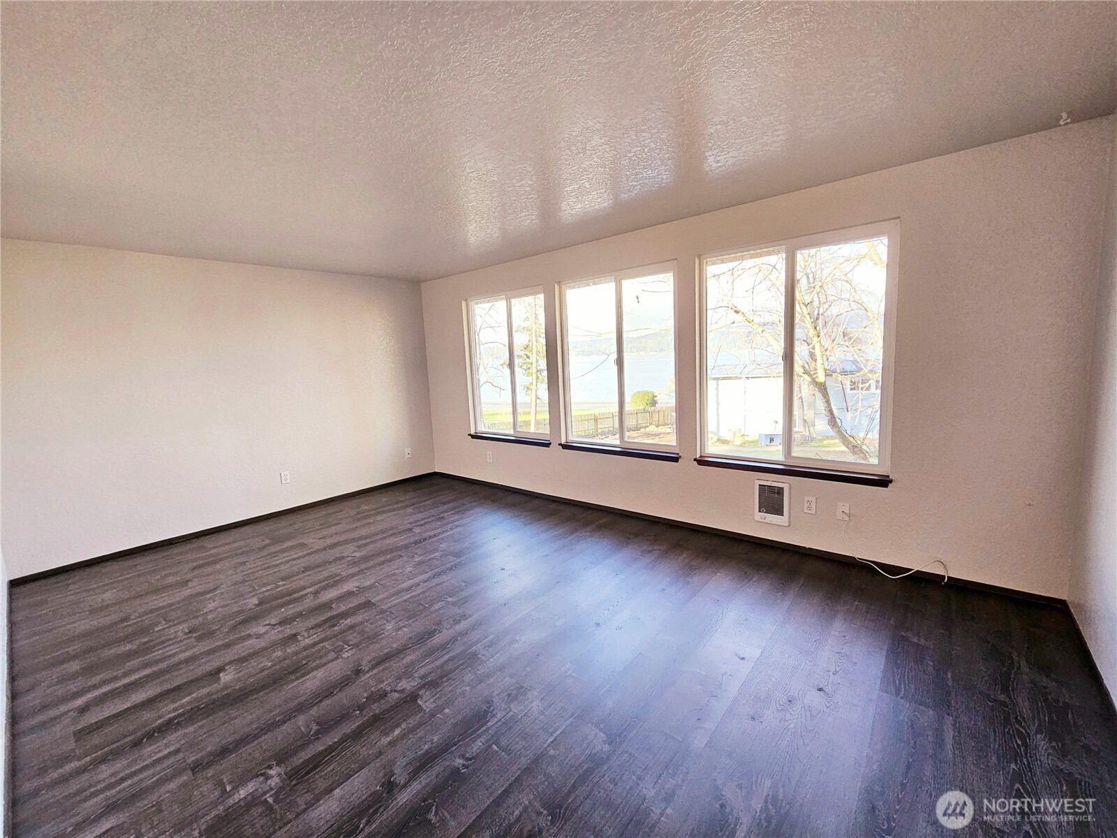 4617 Beach Drive Property Photo 7