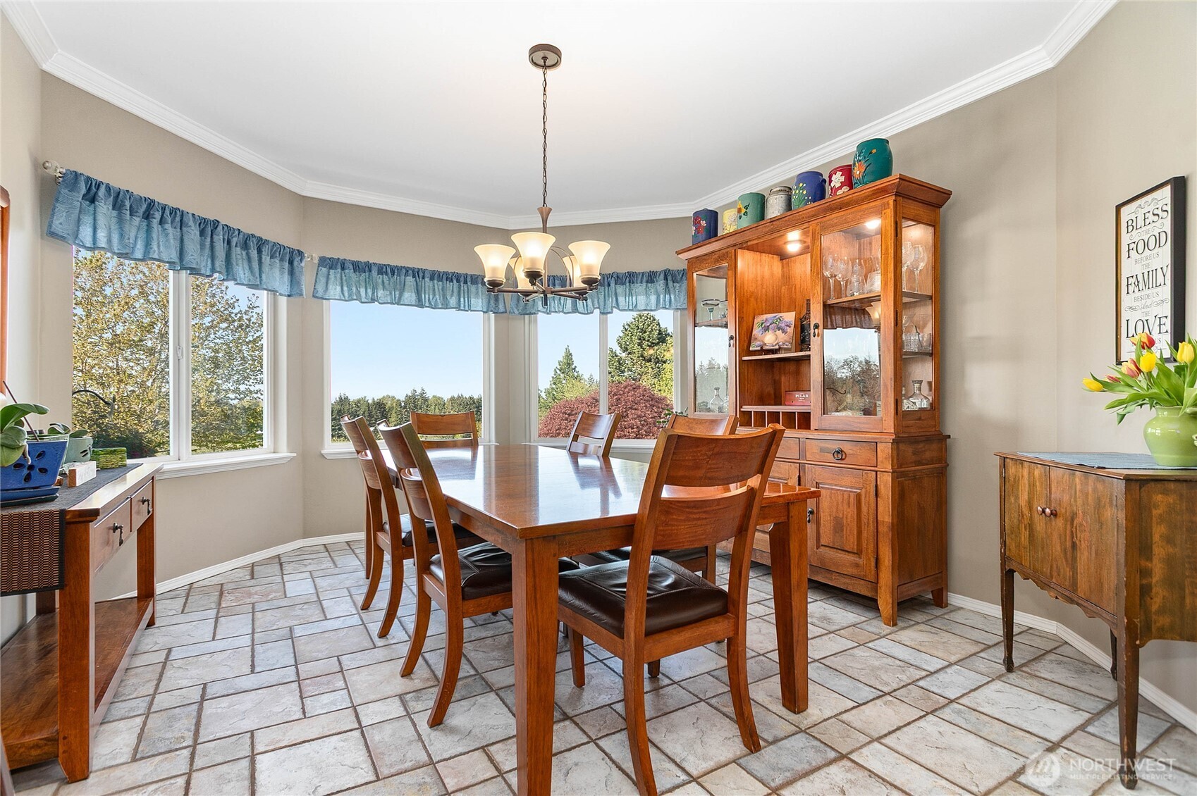 2455 Lee Way Property Photo 5
