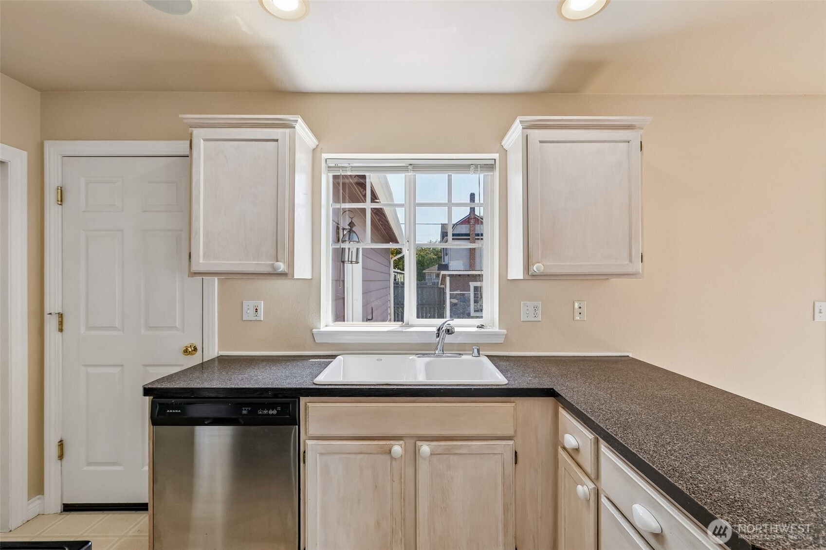 415 Warner Street Property Photo 12