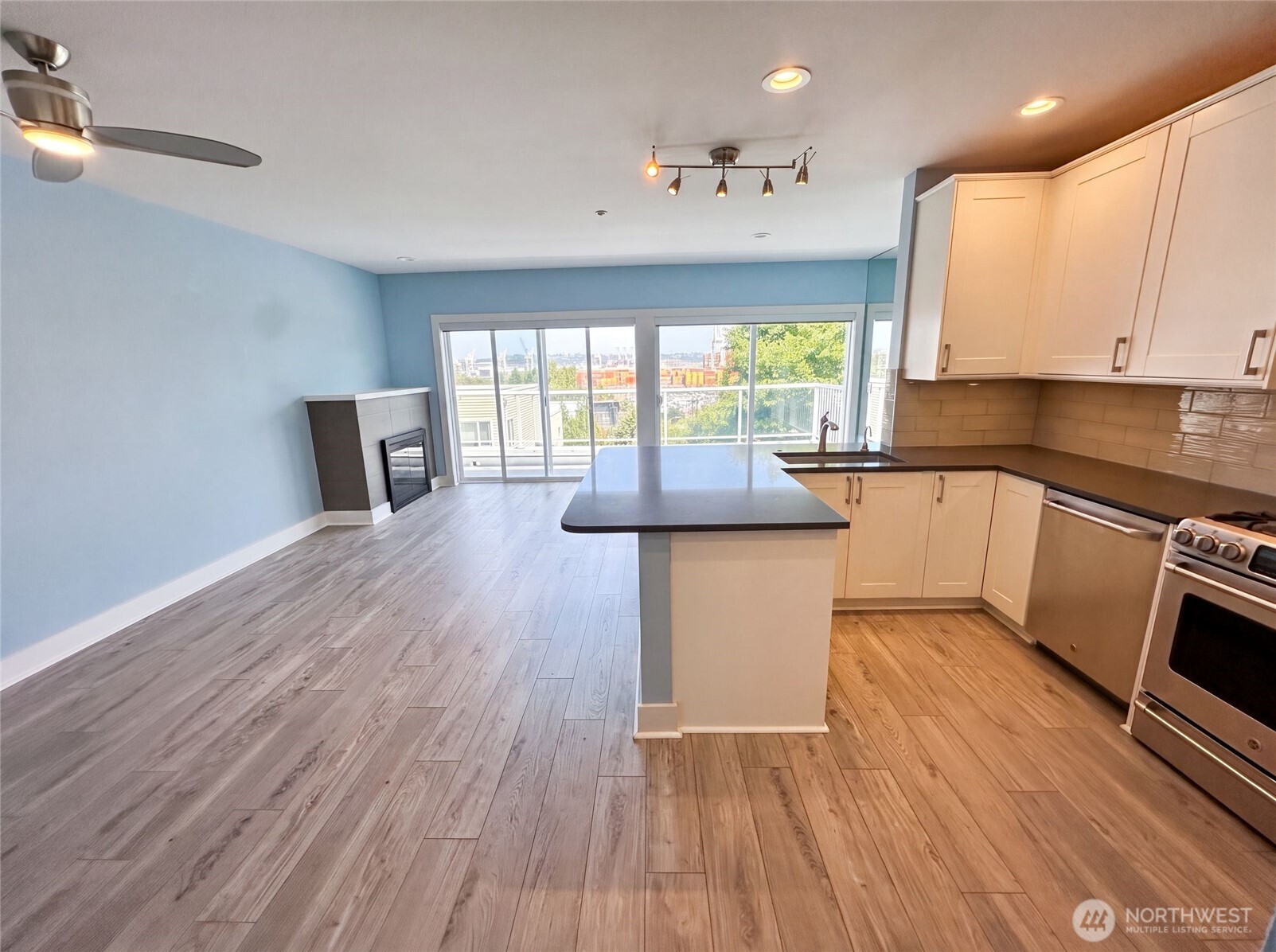 2325 Harbor Avenue B2 Property Photo 3