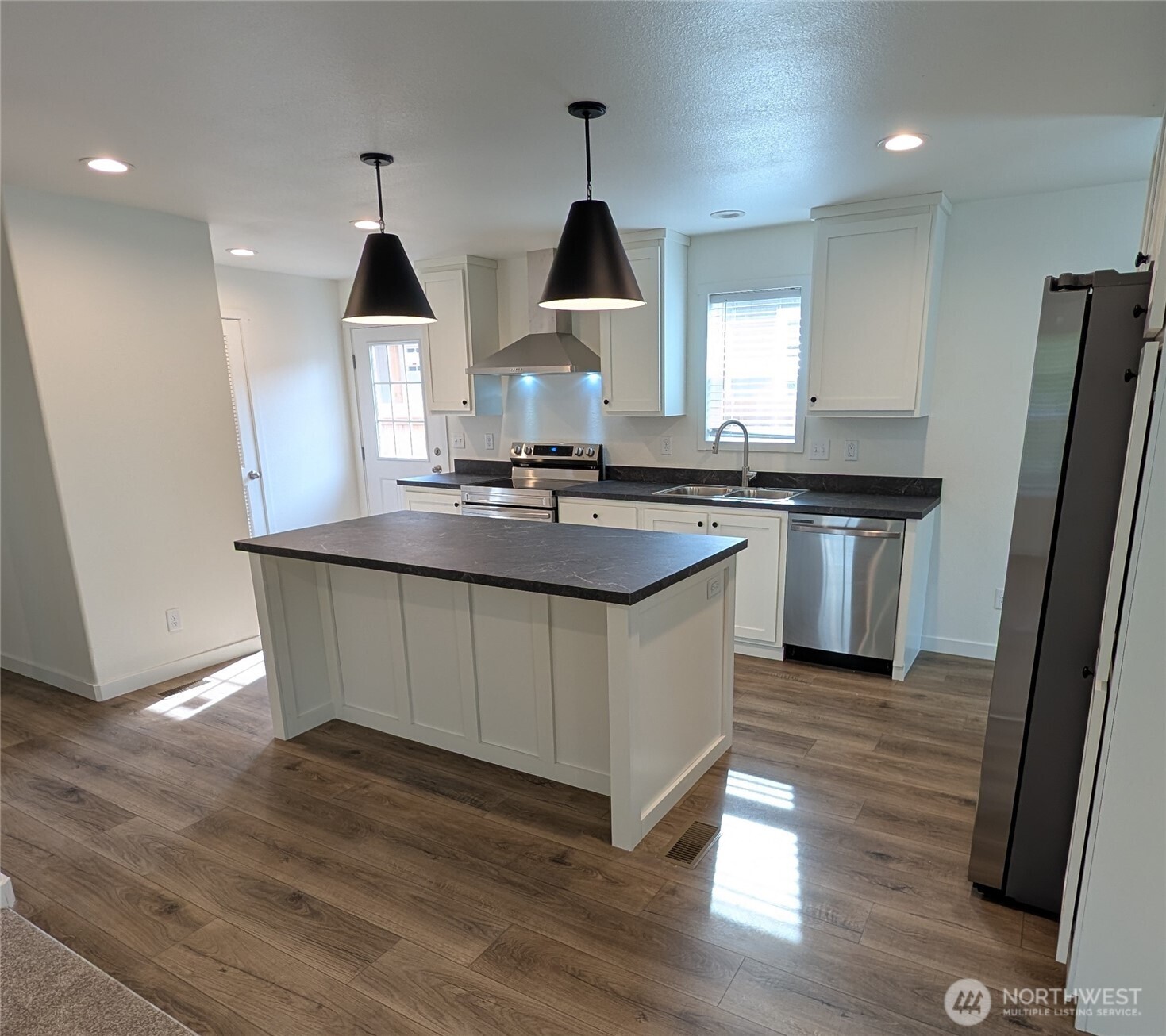 503 Nw Fir Property Photo 3