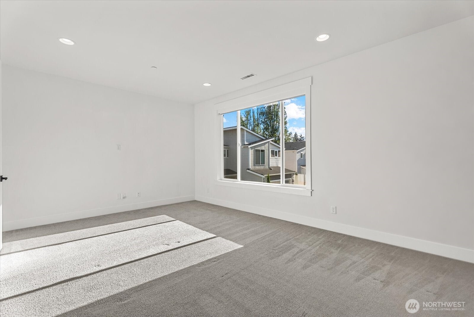 16914 1st Place Property Photo 3
