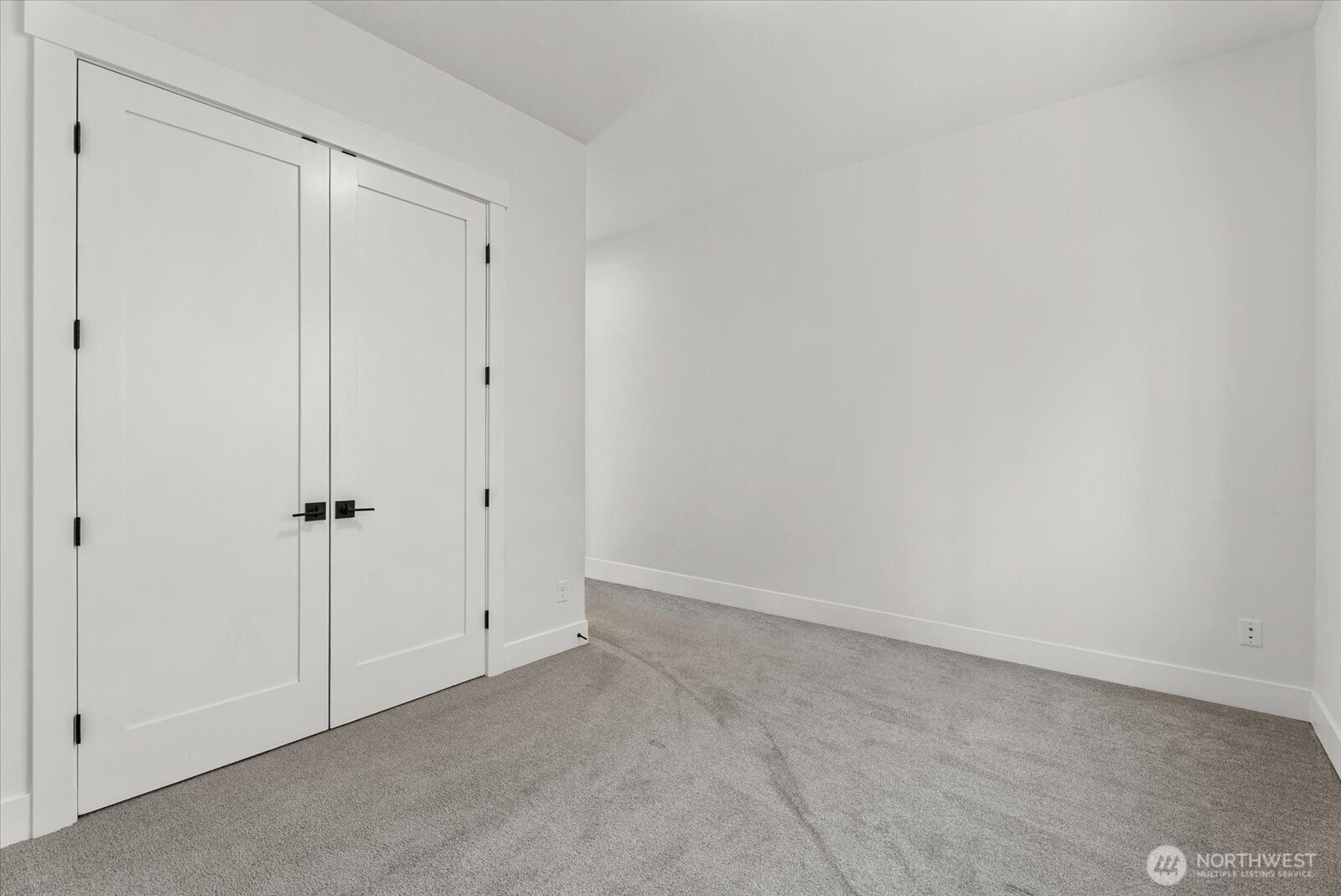 16914 1st Place Property Photo 4