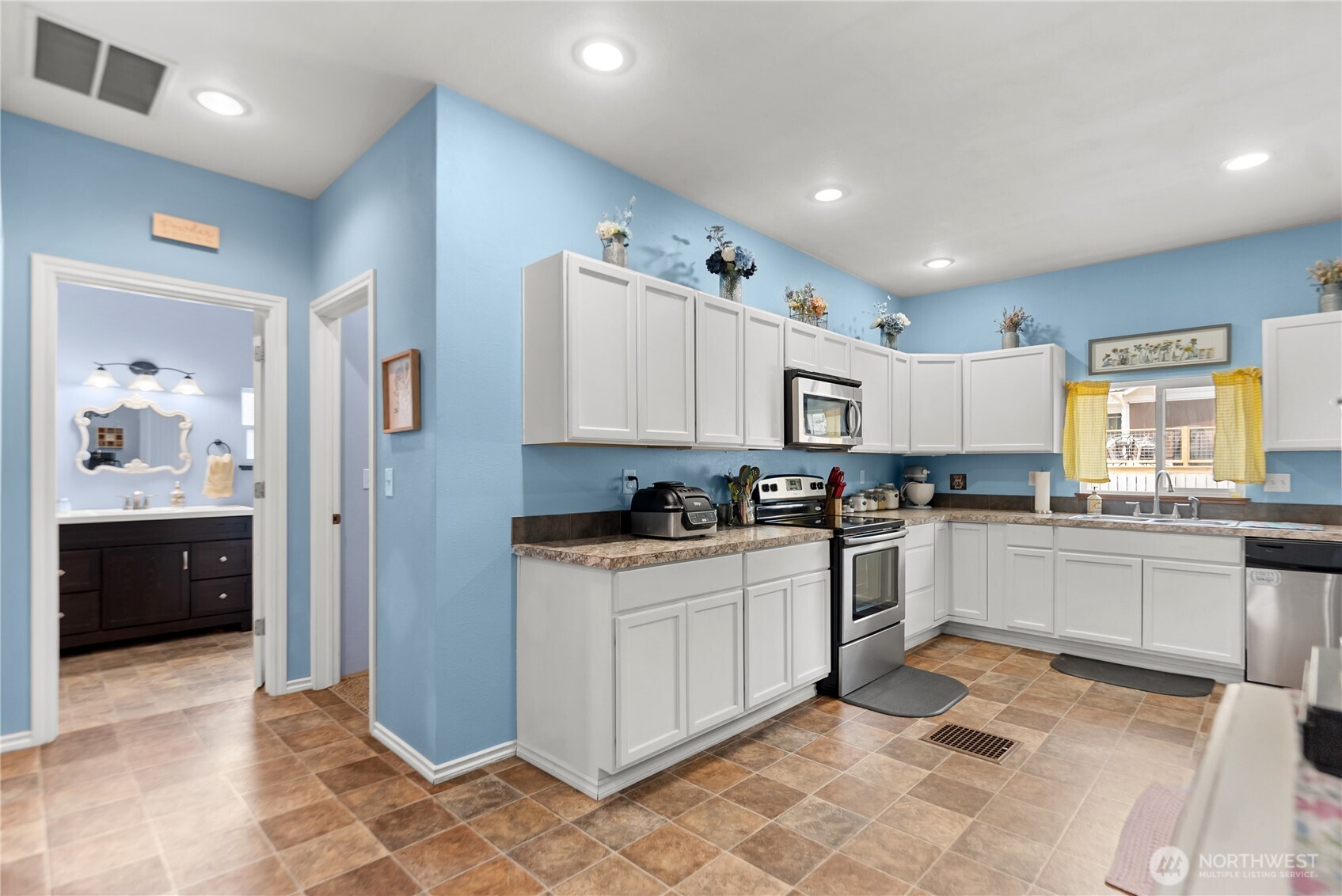 765 3rd Avenue Property Photo 12