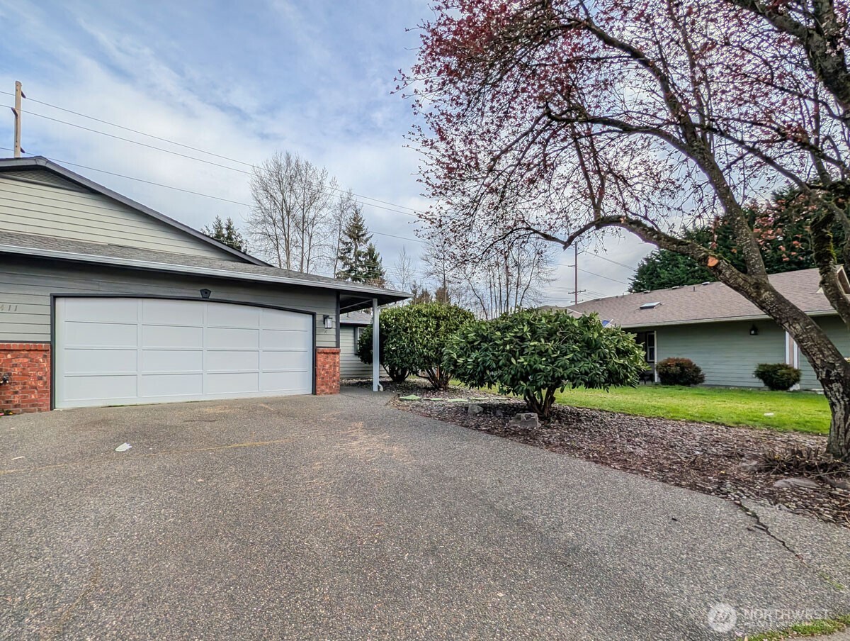 5411 99th Place A/b Property Photo 6