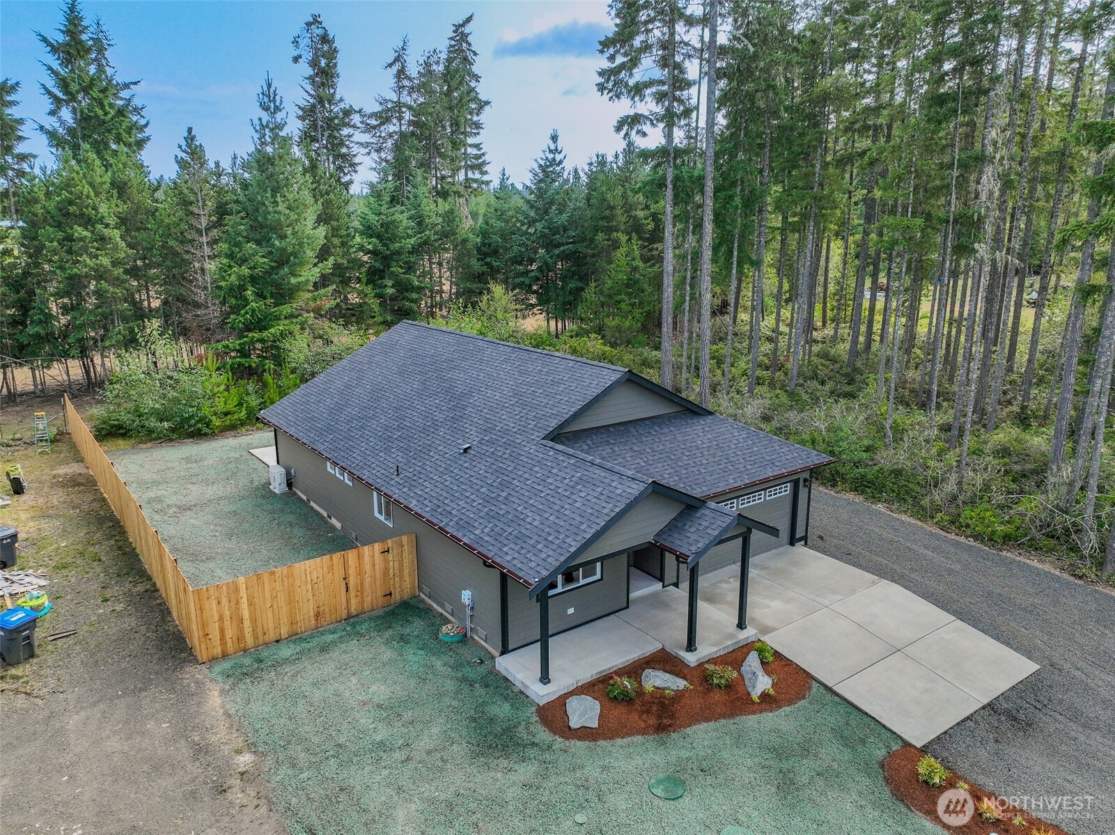 680 Ne Haven Lake Drive Property Photo 3