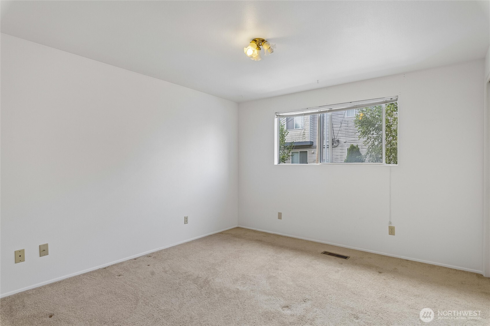 533 N 104th B Property Photo 10