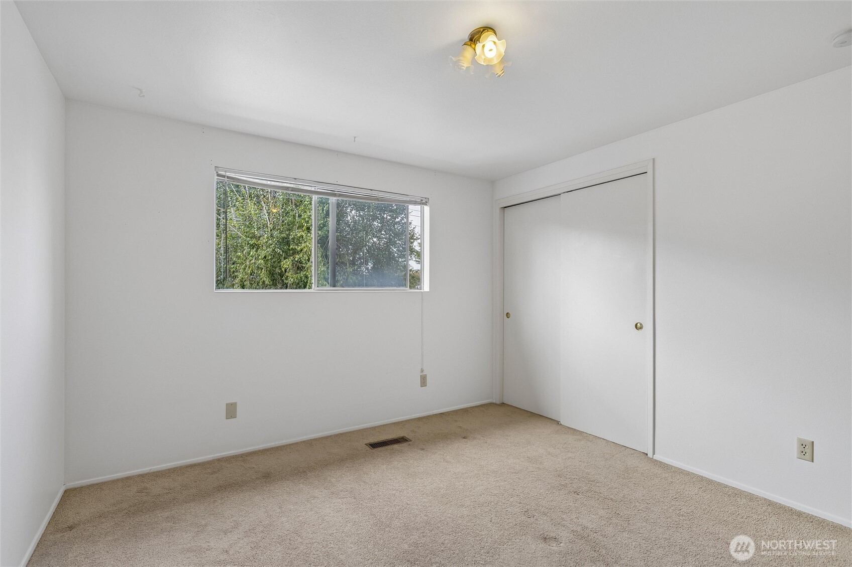 533 N 104th B Property Photo 11