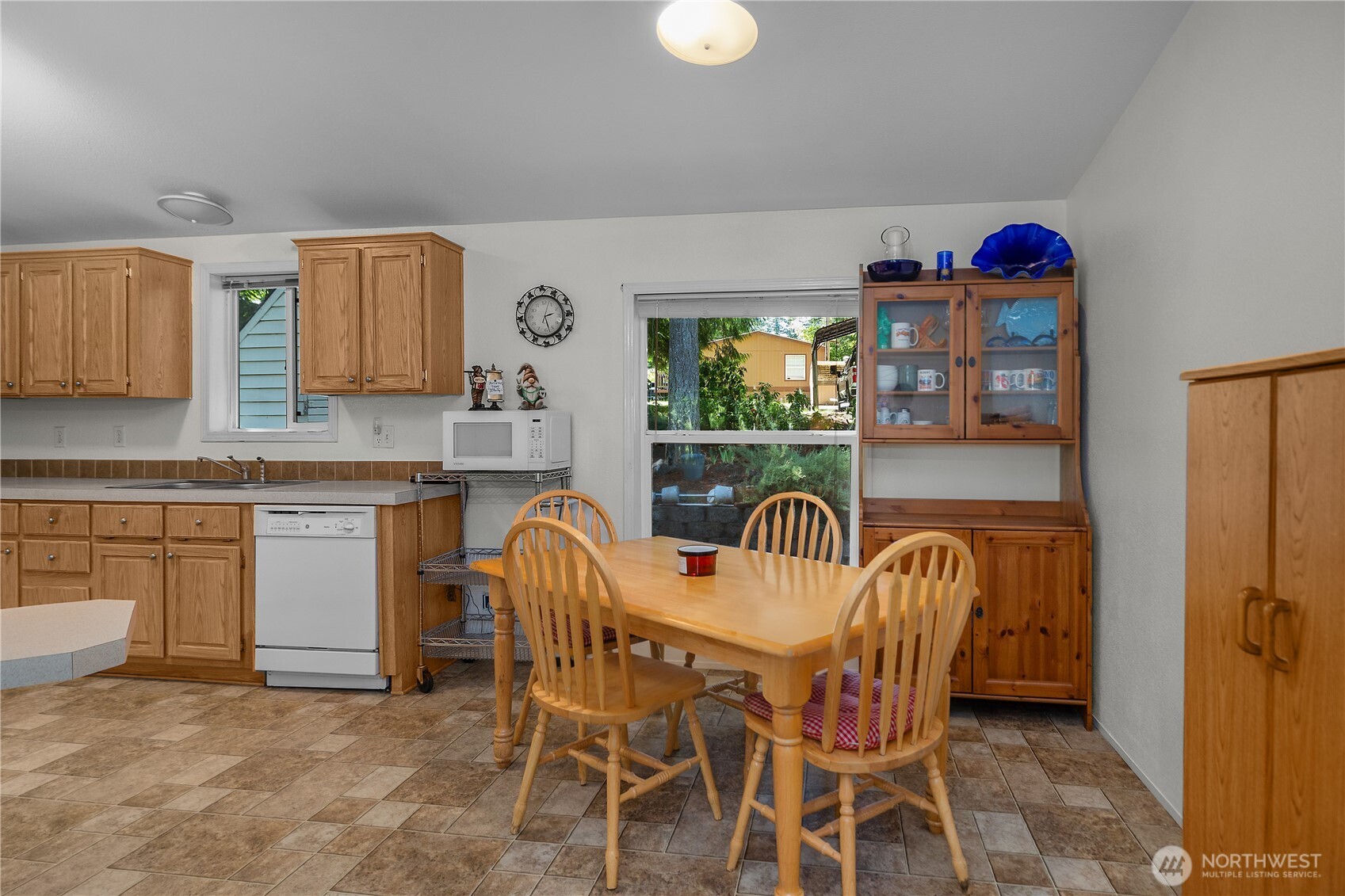 451 E Lakeshore Dr W Property Photo 6