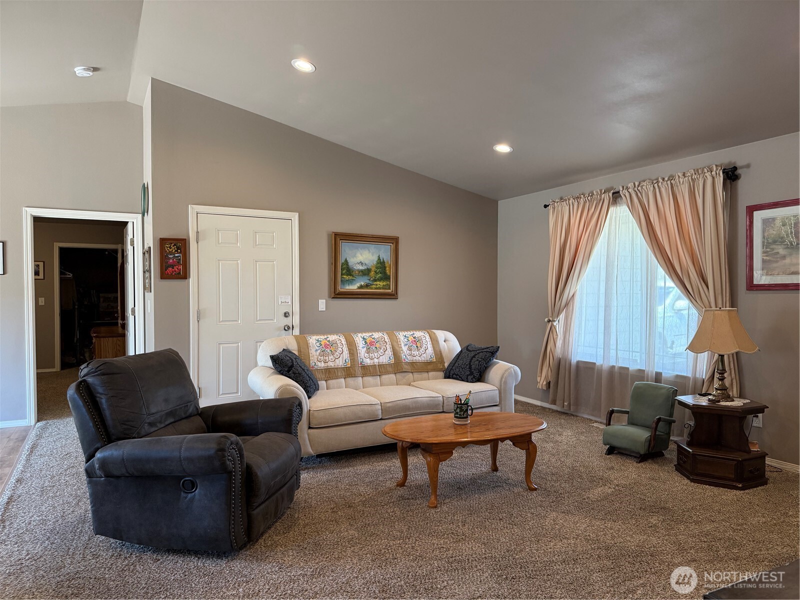 1030 Crest Loop Property Photo 3