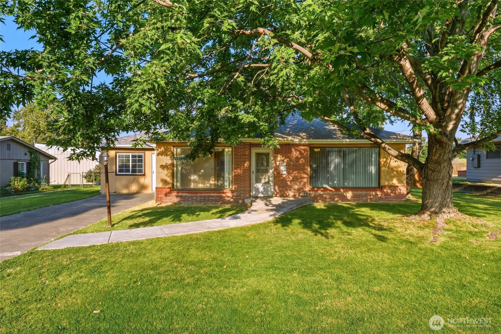 117 NE Cedar Avenue Property Photo 1