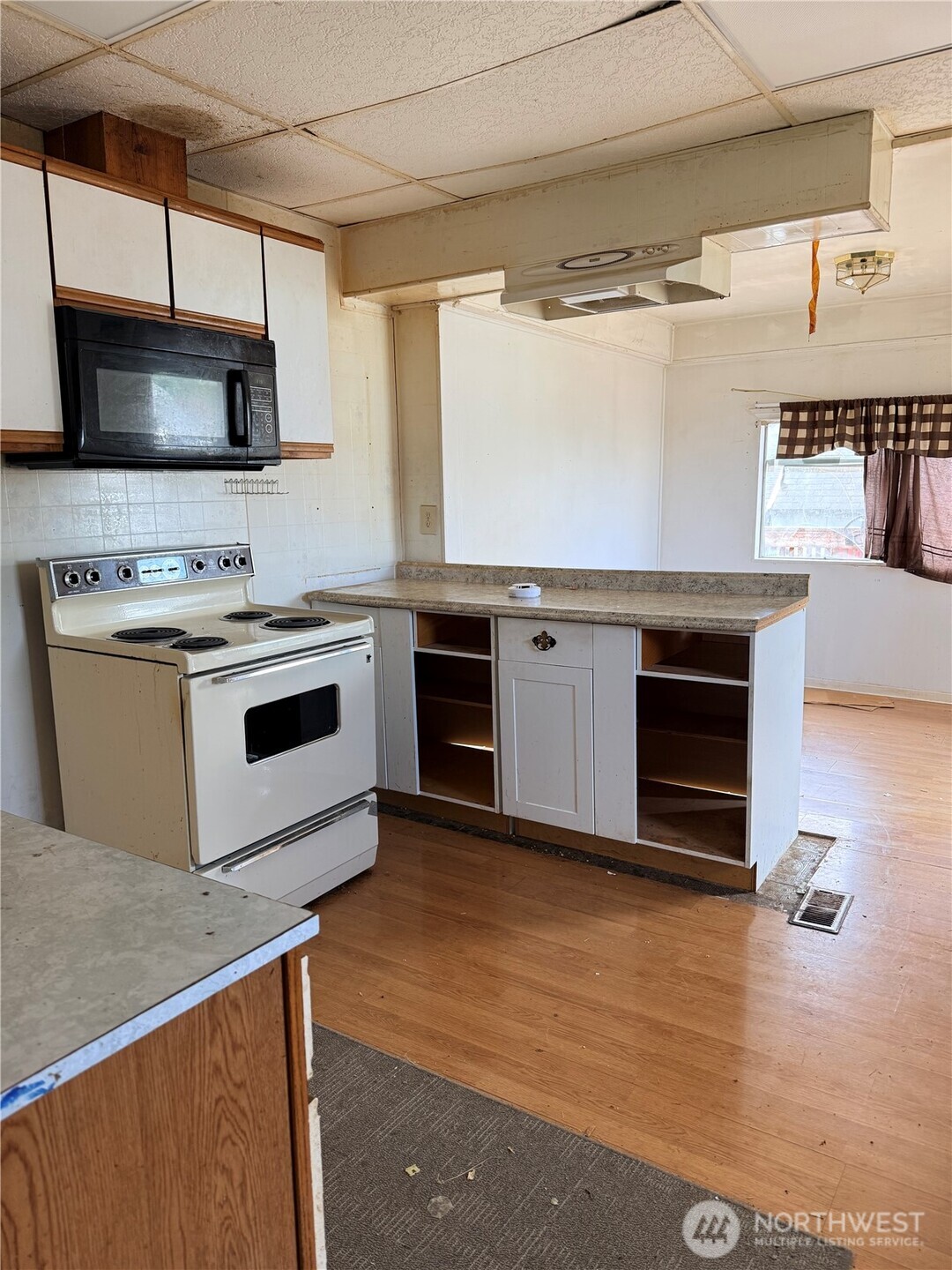 906 Maple Street Property Photo 4