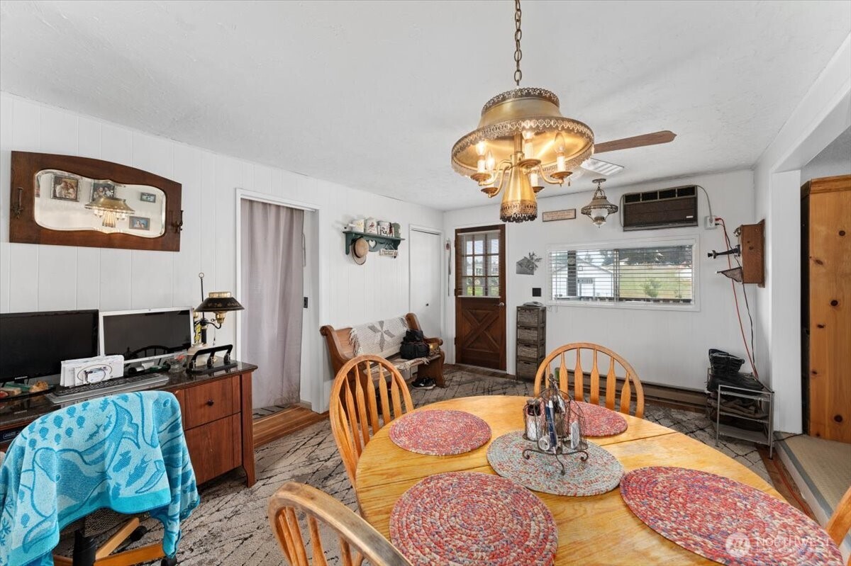 1638 Green Avenue Property Photo 8