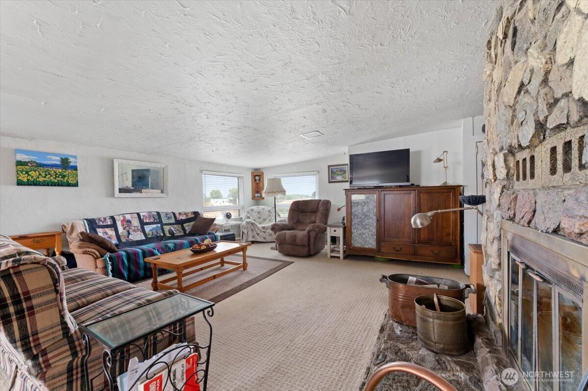 1638 Green Avenue Property Photo 10