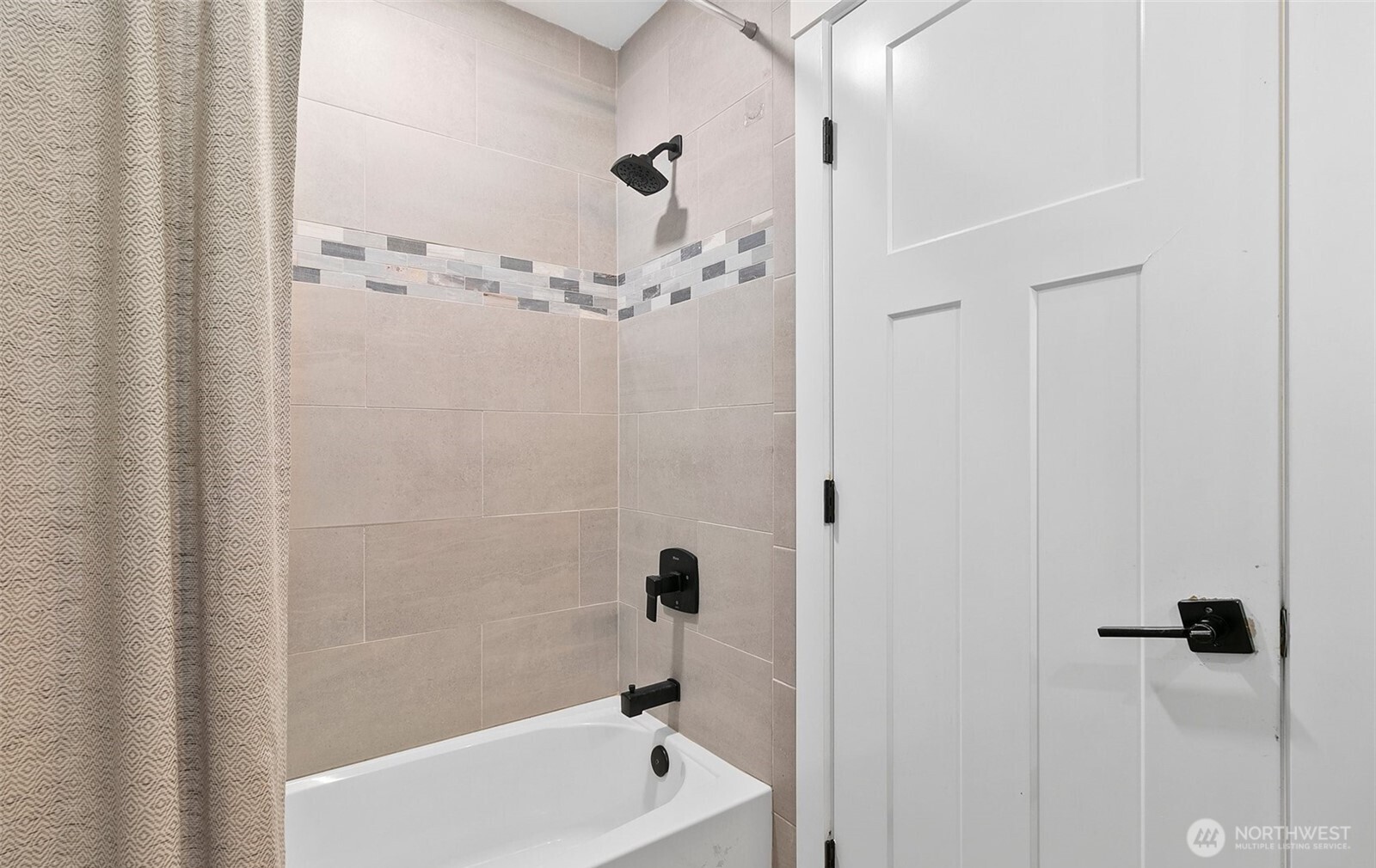18715 Pioneer Way Property Photo 11