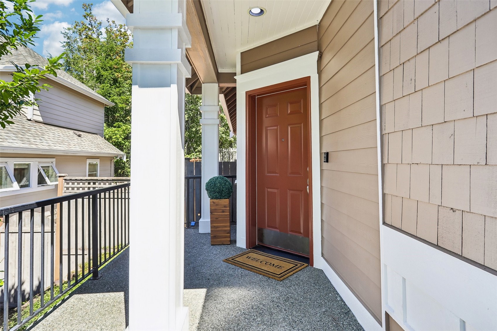 2528 Larchmount Dr Ne Property Photo 2