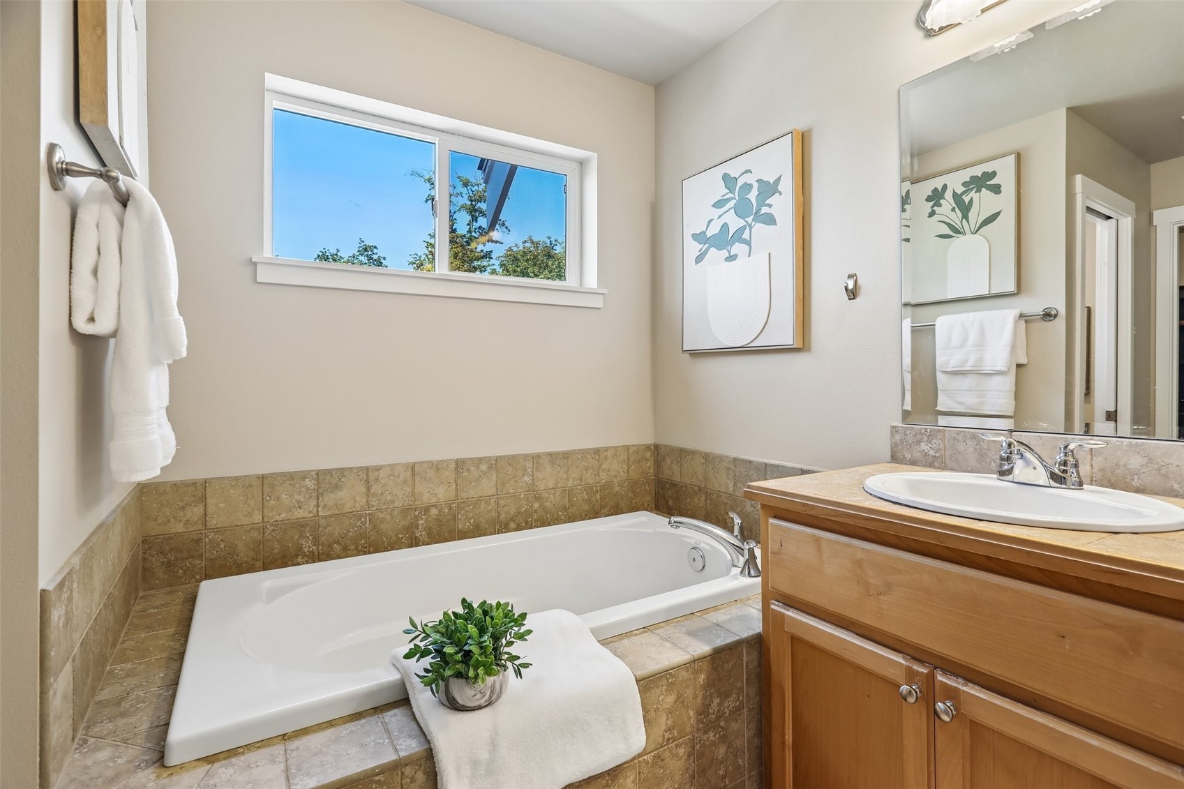 2528 Larchmount Dr Ne Property Photo 15