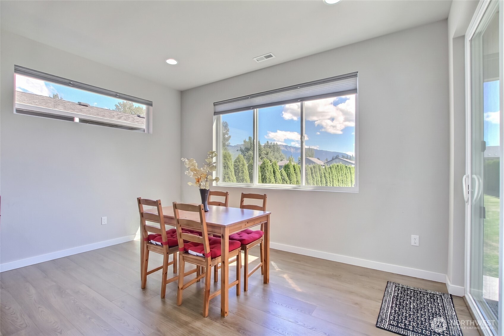 936 Yew Avenue Property Photo 8