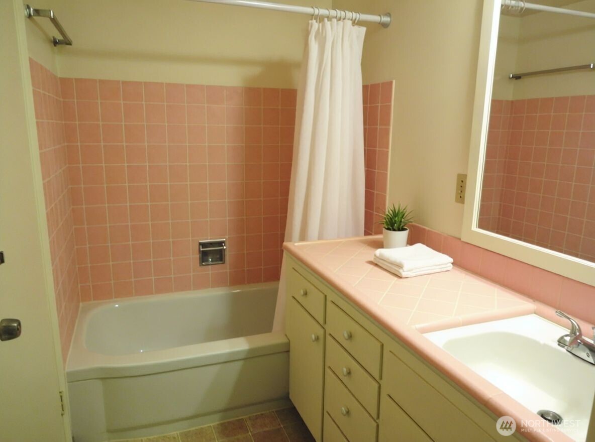 5208 Sand Point Way Property Photo 9