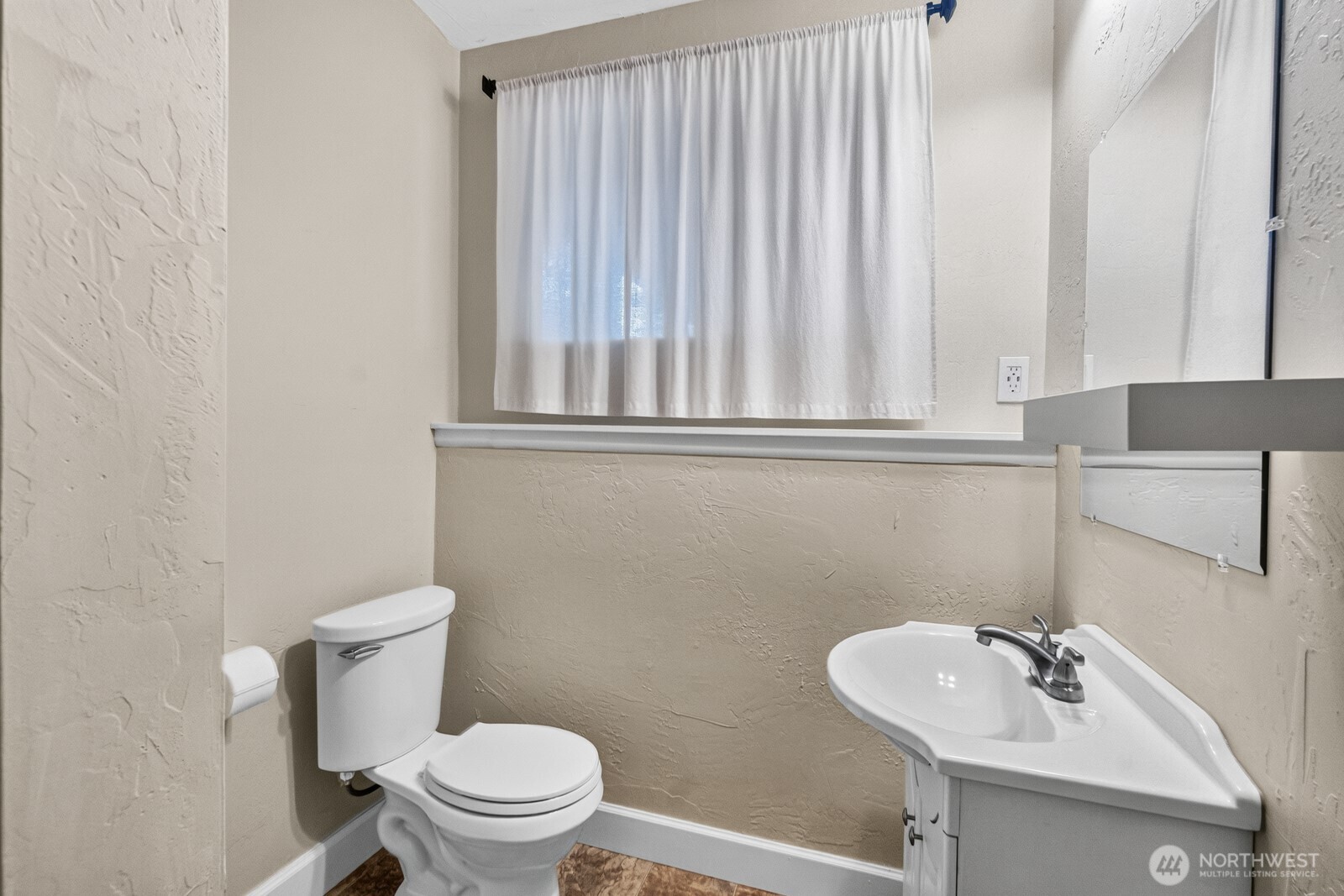 591 E Country Club Drive Property Photo 28