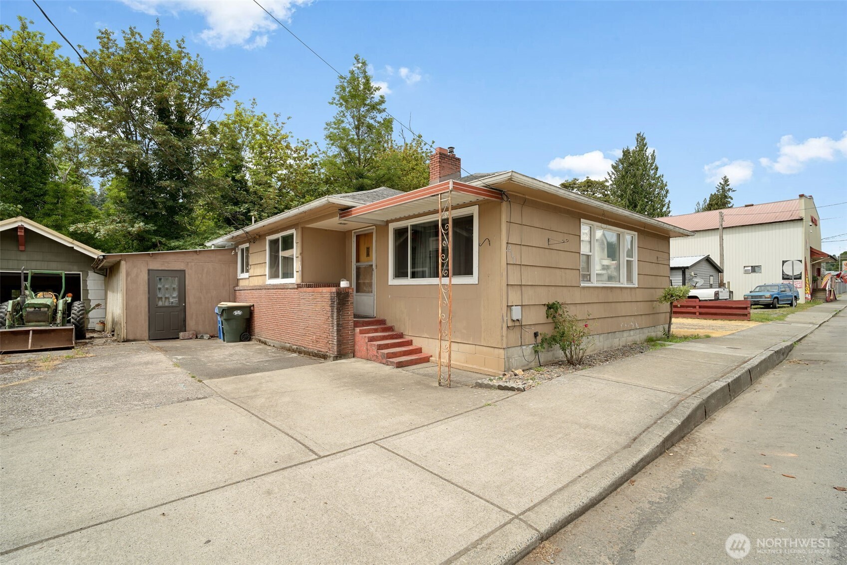 211 Nw Kerron Avenue Property Photo 1