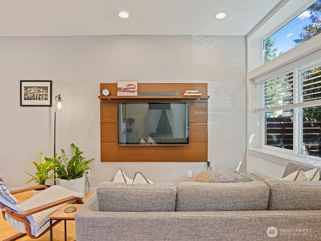 6911 California Avenue C Property Photo 5
