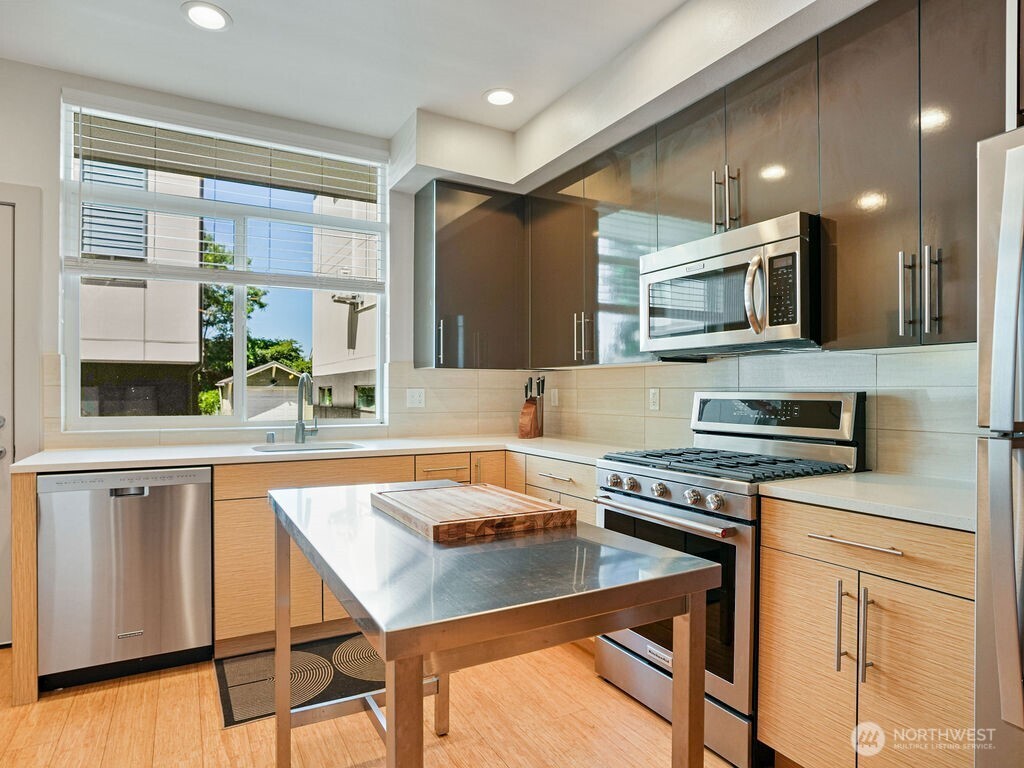 6911 California Avenue C Property Photo 9