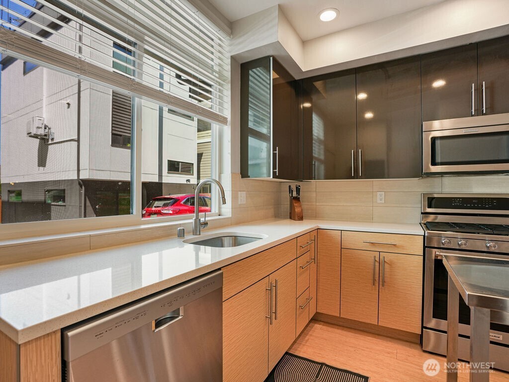6911 California Avenue C Property Photo 10