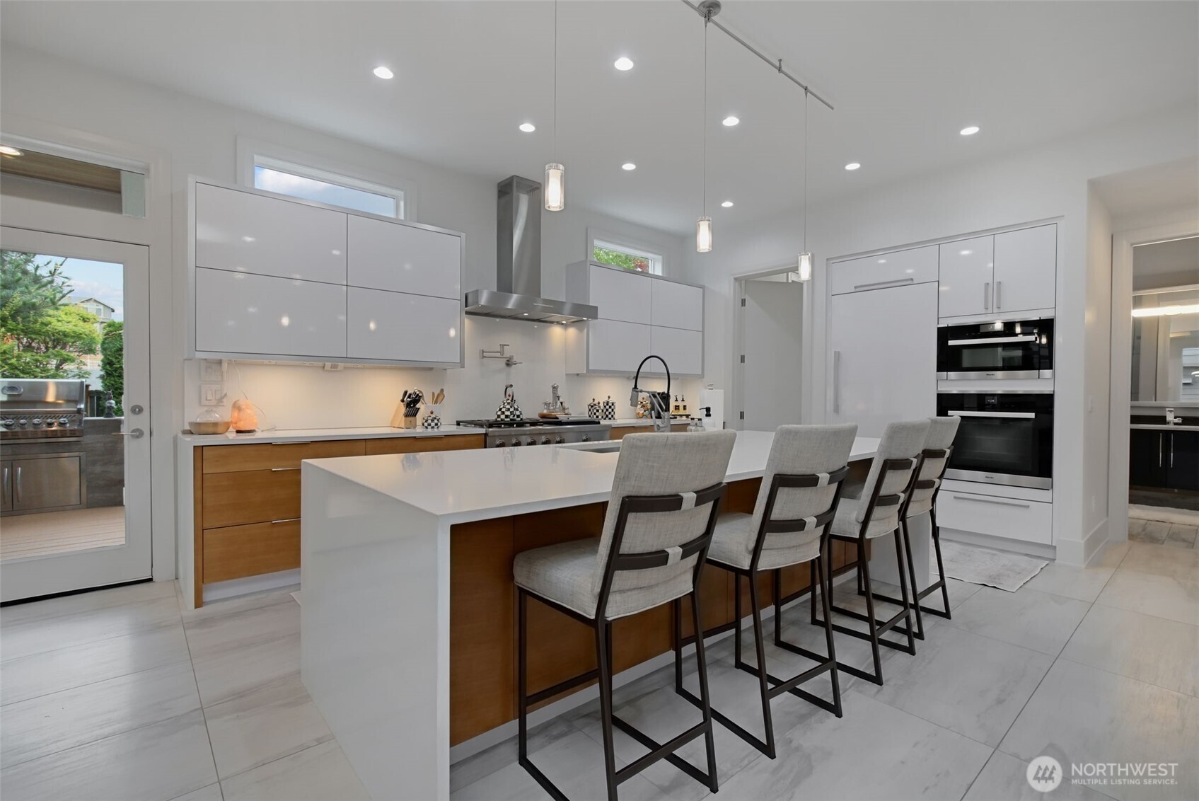1527 Lyons Avenue Property Photo 11