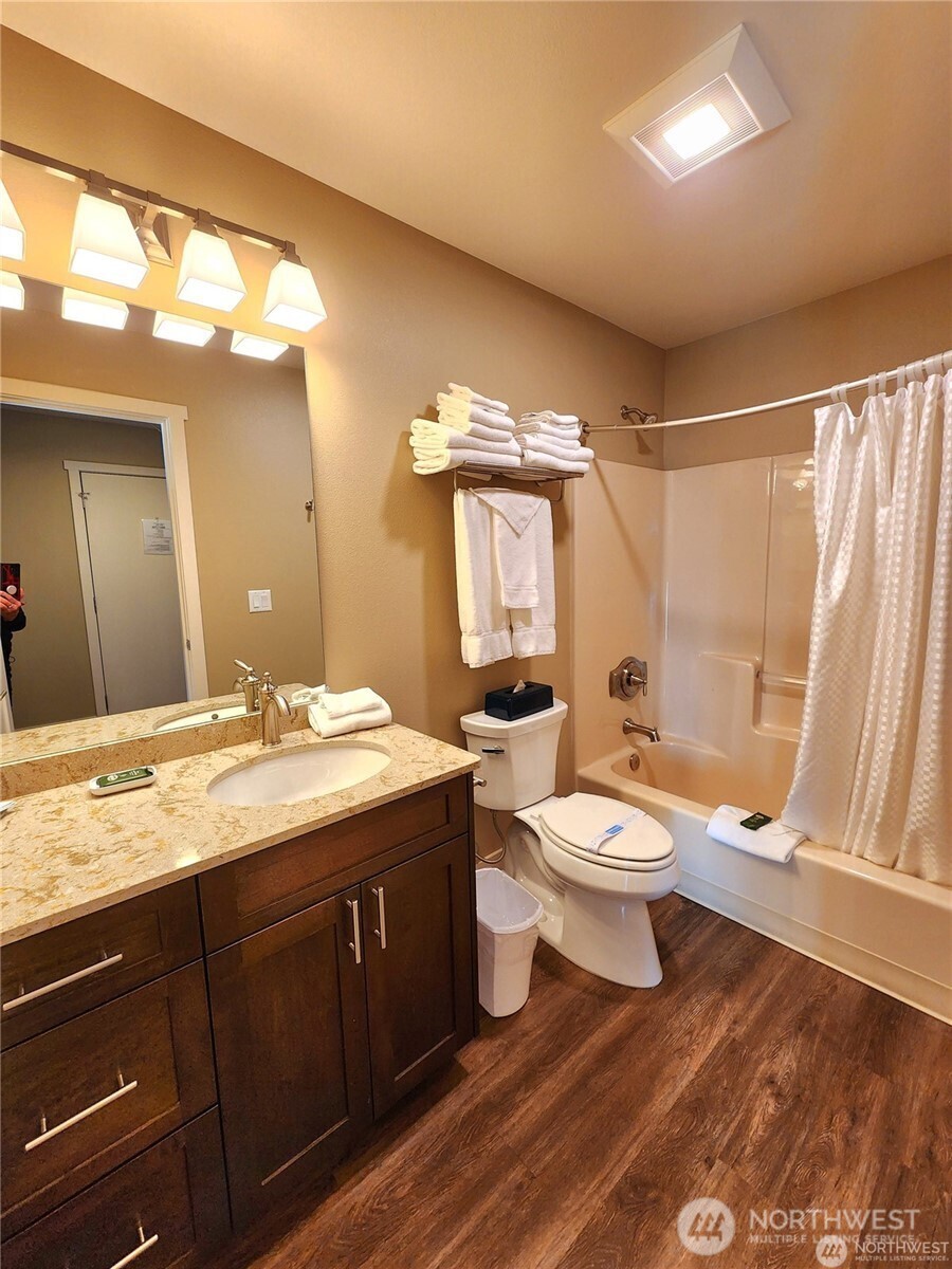 1 Lakeside 720-l Property Photo 15