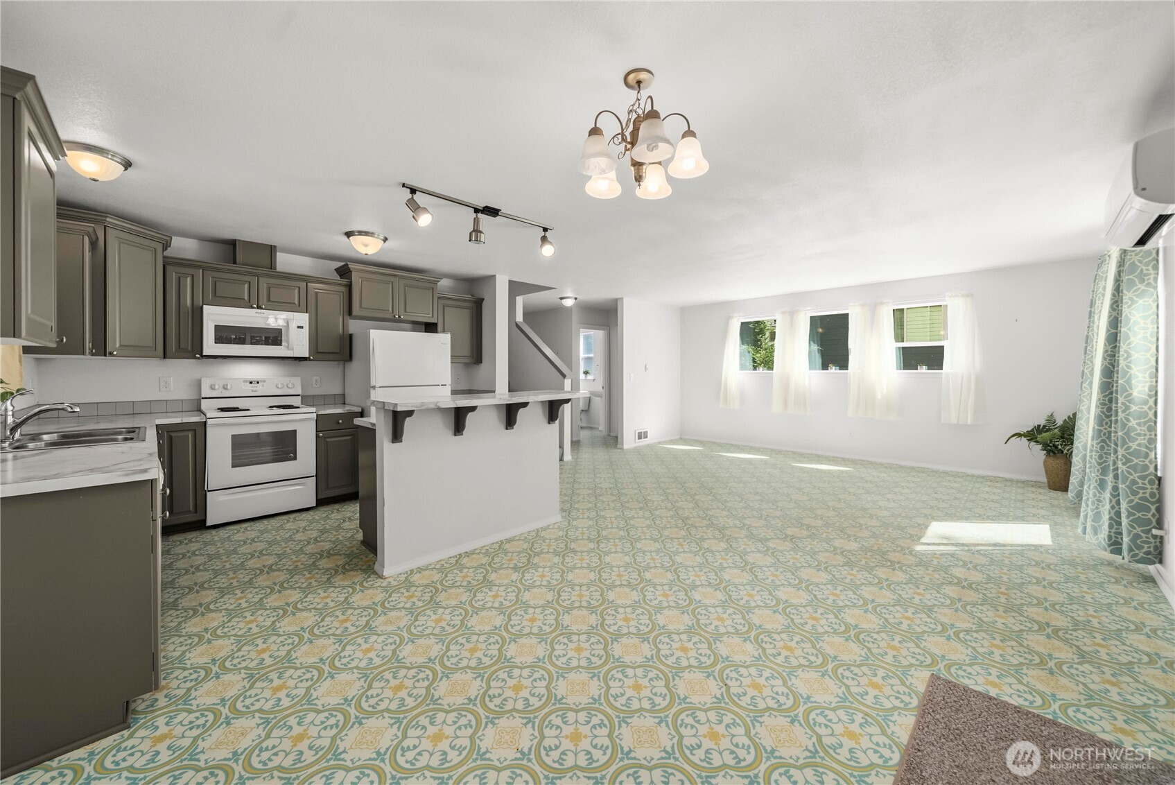 520 E Lakeshore Drive Property Photo 4