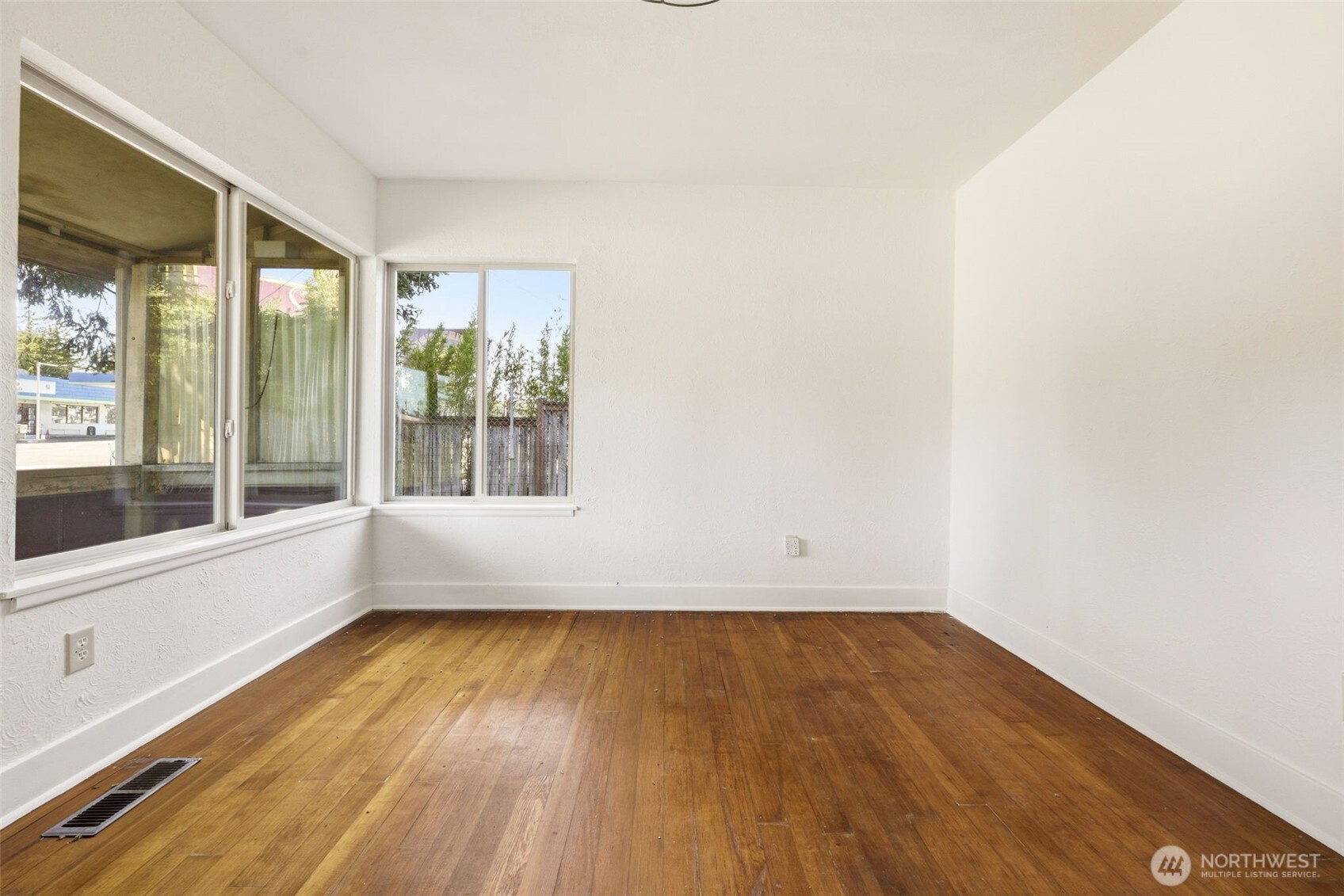 4620 N Pearl Street Property Photo 4