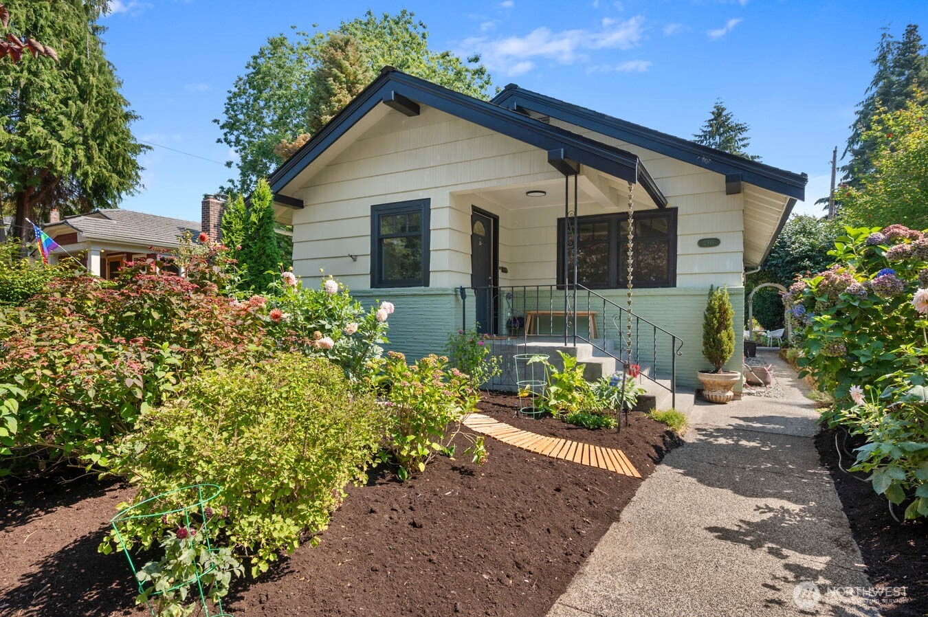 2916 Walnut Avenue Property Photo 1