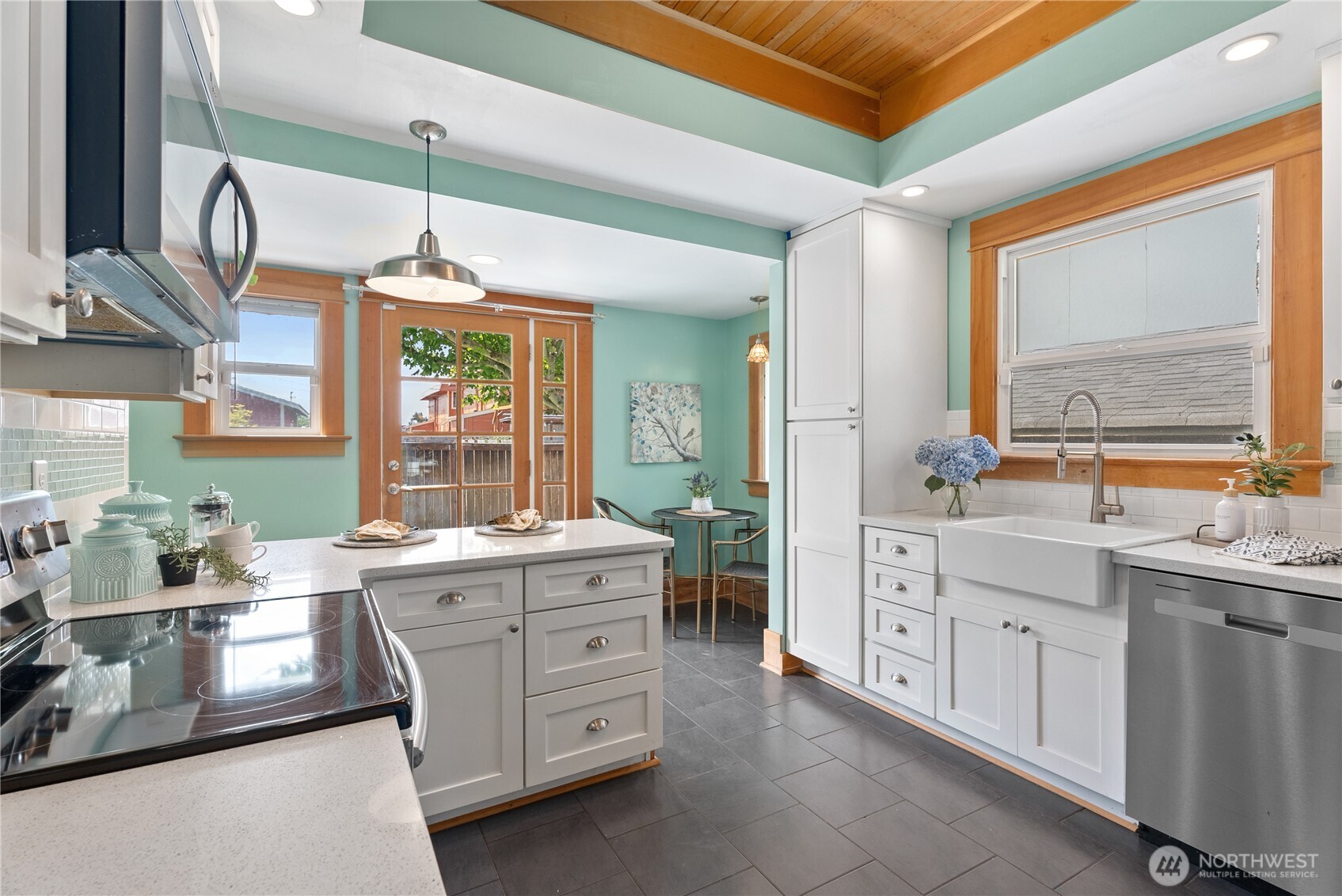 1208 S Oakes Street Property Photo 6