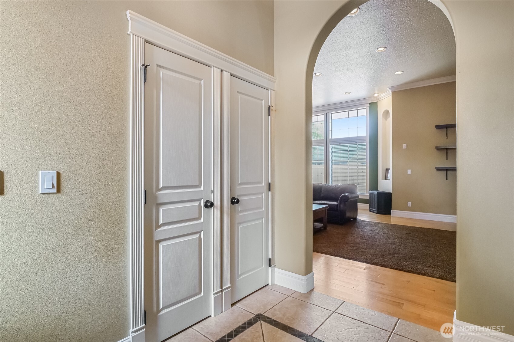333 N Crestview Property Photo 4